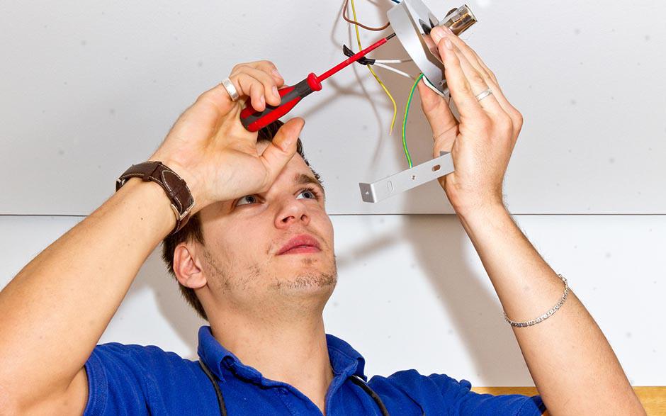 taux horaire électricien Paris 7