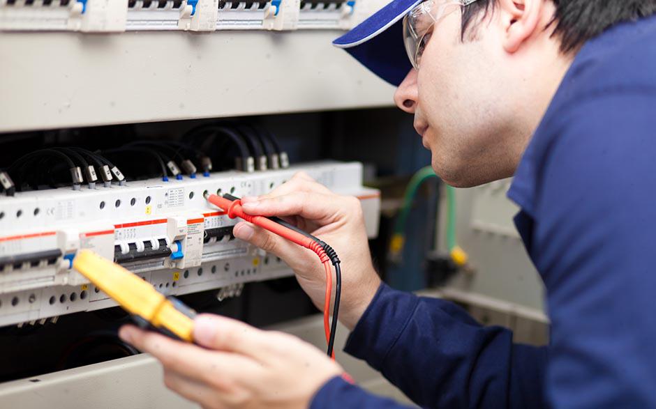 taux horaire électricien Paris 7